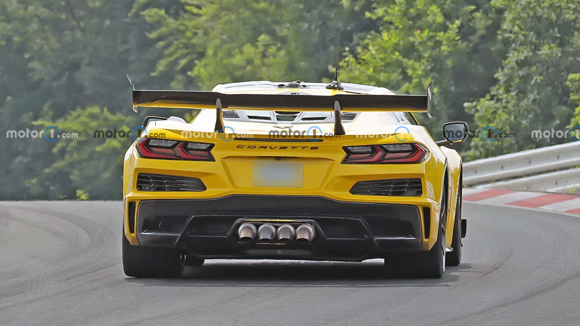 https://cdn.motor1.com/images/mgl/KbYX2l/s1/2026-chevrolet-c8-corvette-zora-spy-shots-undisguised-exterior-41.jpg