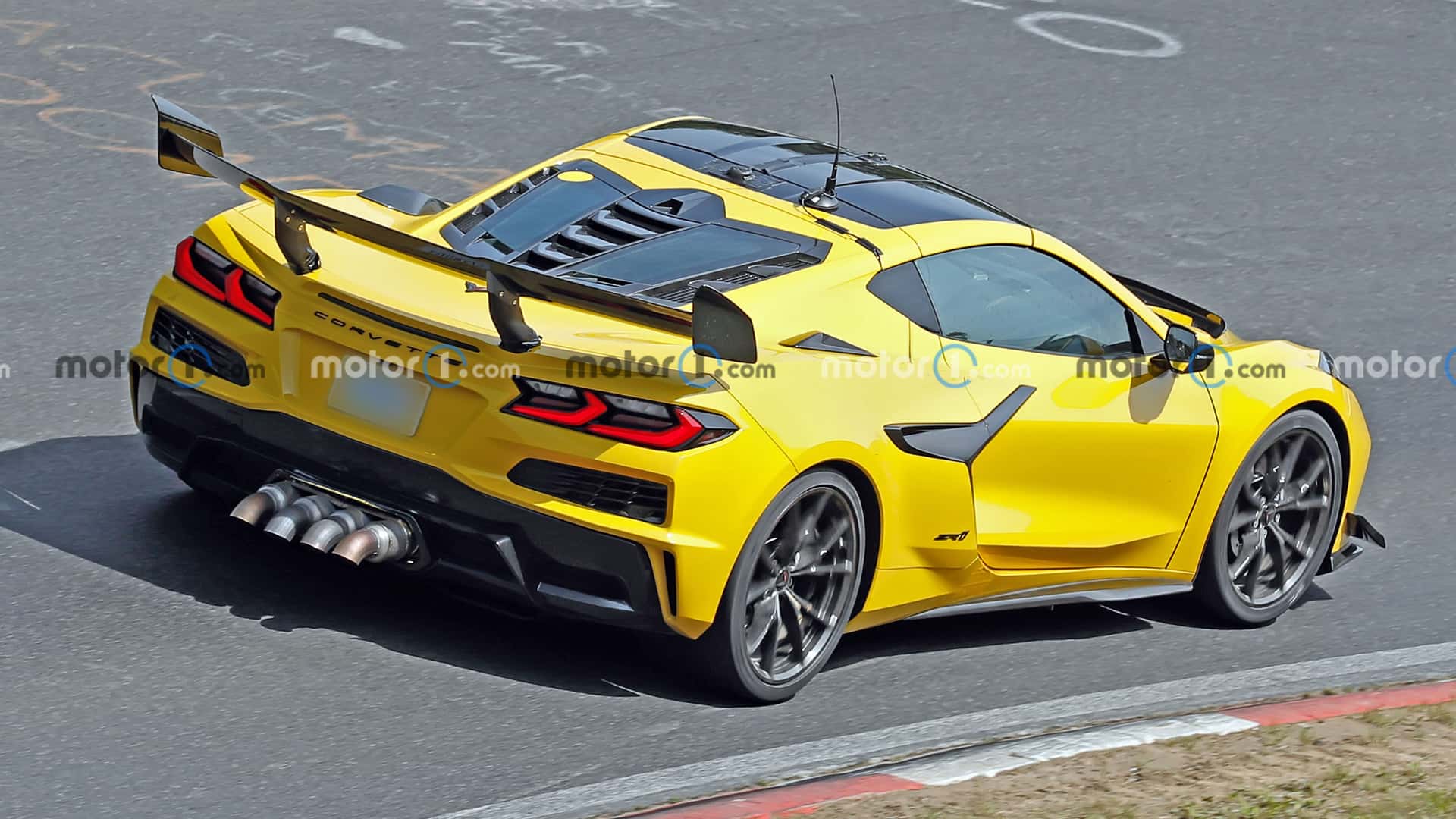 https://cdn.motor1.com/images/mgl/KbYXrb/s1/2026-chevrolet-c8-corvette-zora-spy-shots-undisguised-exterior-53.jpg