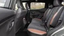 Suzuki eVitara (2025): Fondsitze, hier in der braunen Interieur-Version