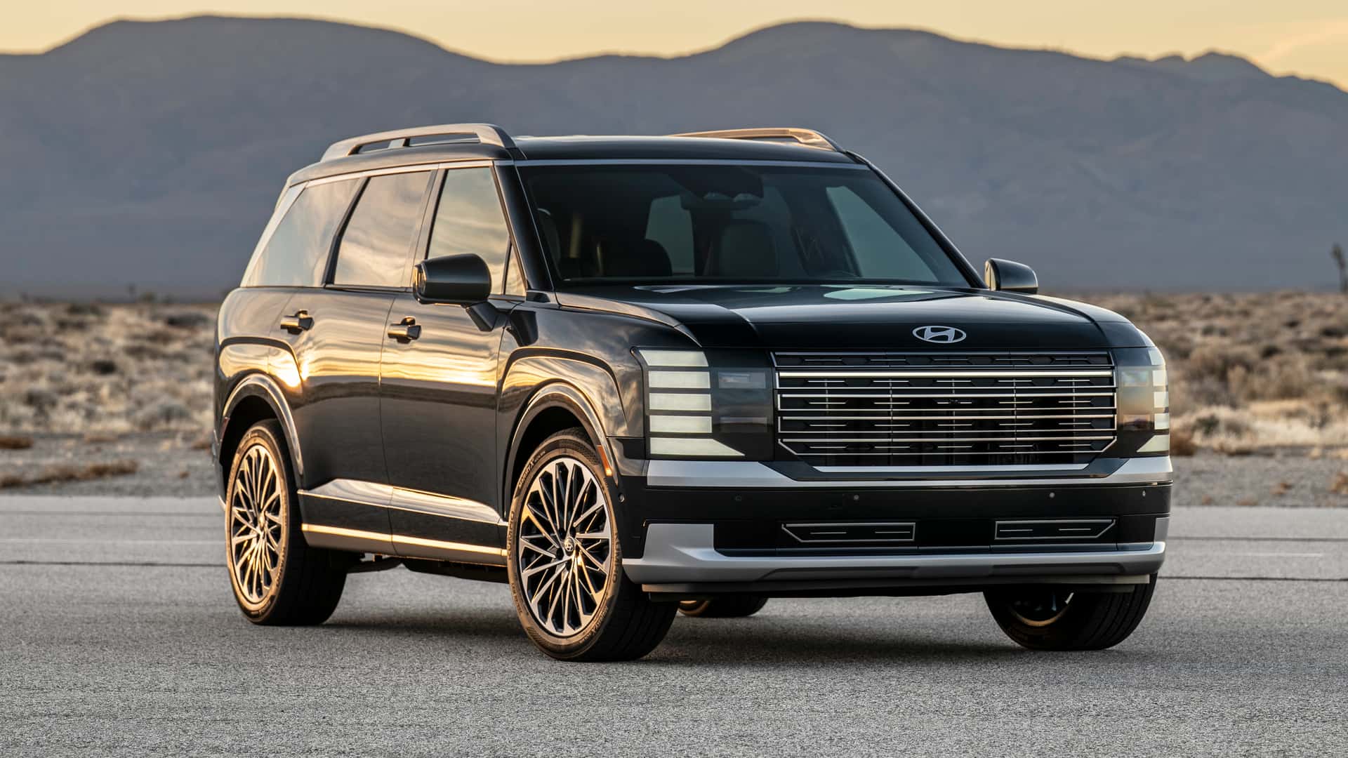 https://cdn.motor1.com/images/mgl/KbYoeA/s1/2026-hyundai-palisade-us-spec.jpg