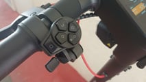 Segway Ninebot Max G3: Bedientasten und Fahrradklingel am Lenker