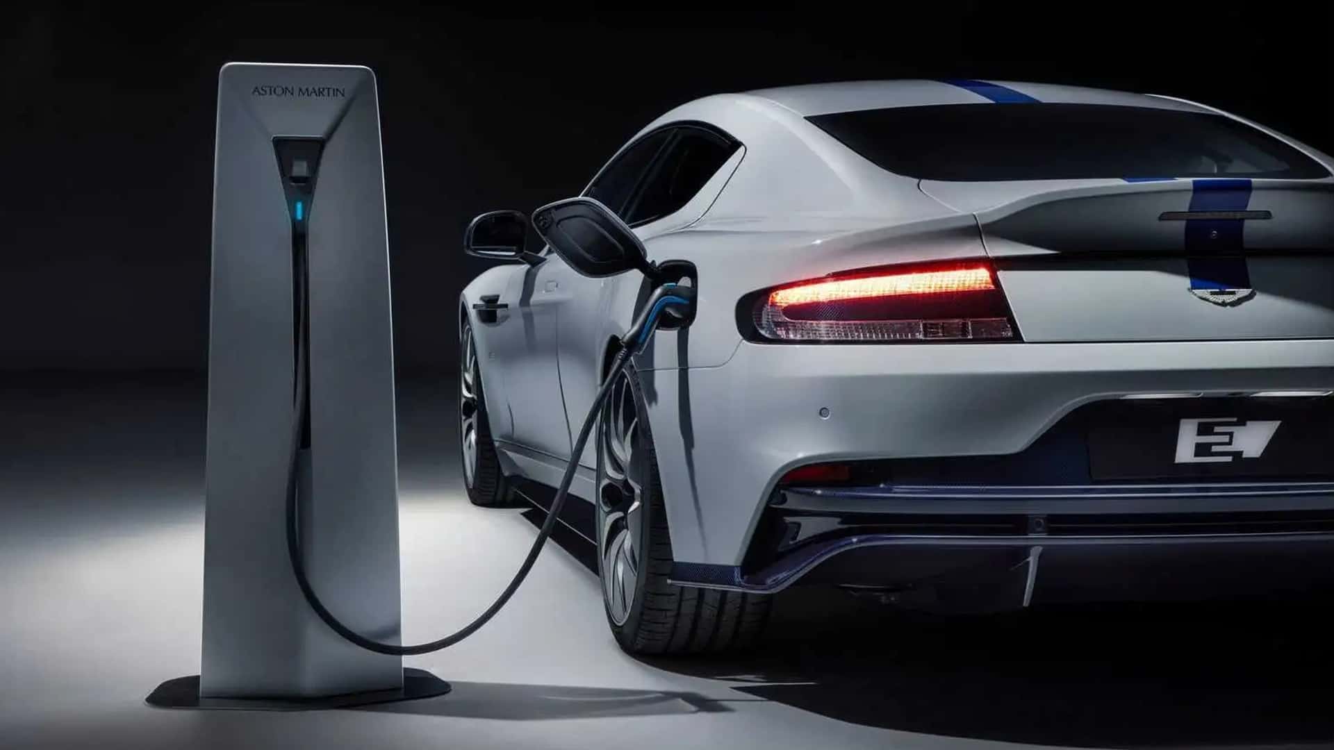 Aston Martin 執行長：首款電動車延至 2033-2035 年，V8 與 V12 引擎將持續生產至 2035 年