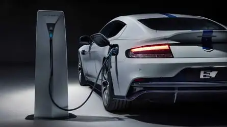 Aston Martin 執行長：首款電動車延至 2033-2035 年，V8 與 V12 引擎將持續生產至 2035 年