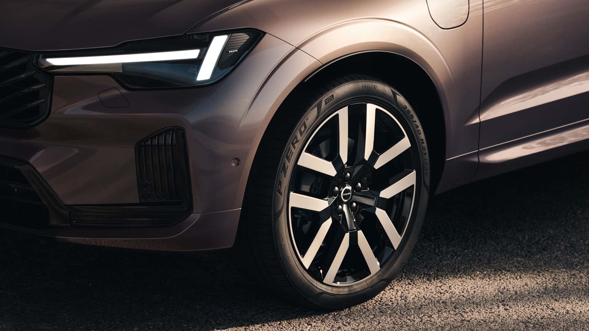 Колёсный диск и фара обновлённого Volvo XC60