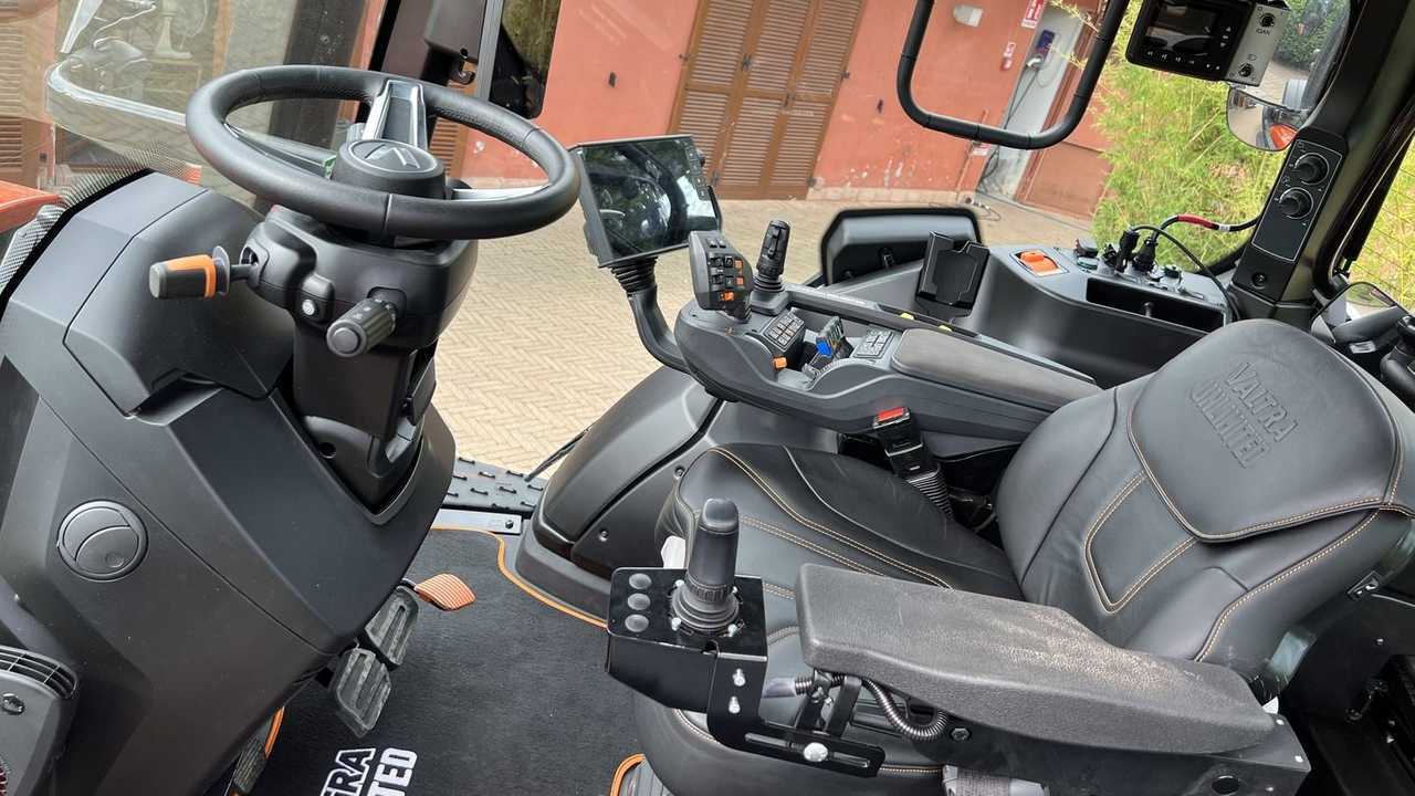 Valtra T235 V e Kesla 316 T Studio Unlimited