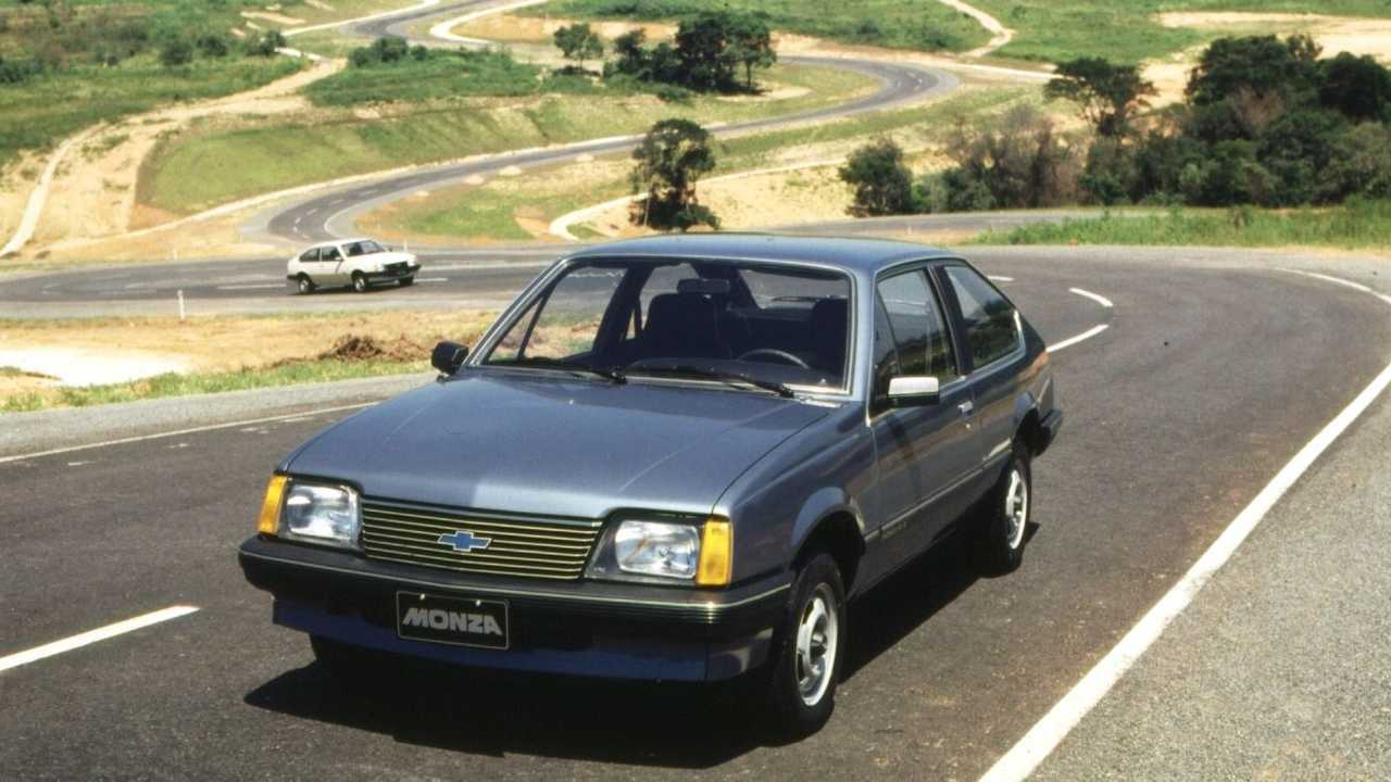 007 - Ao estrear no Brasil, em 1982, o Monza tinha motor de 1,6 litro