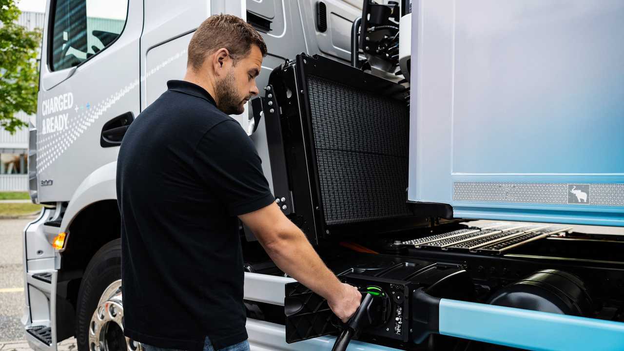 Mercedes eActros 300 trattore stradale 2023