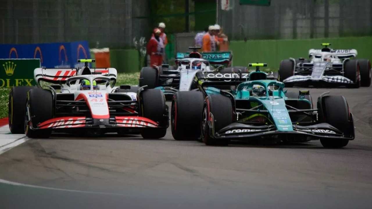 Sebastian Vettel, Aston Martin AMR22,Mick Schumacher, Haas VF-22
