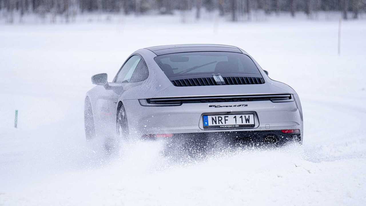 Porsche 911 y Ingemar Stenmark en la nieve