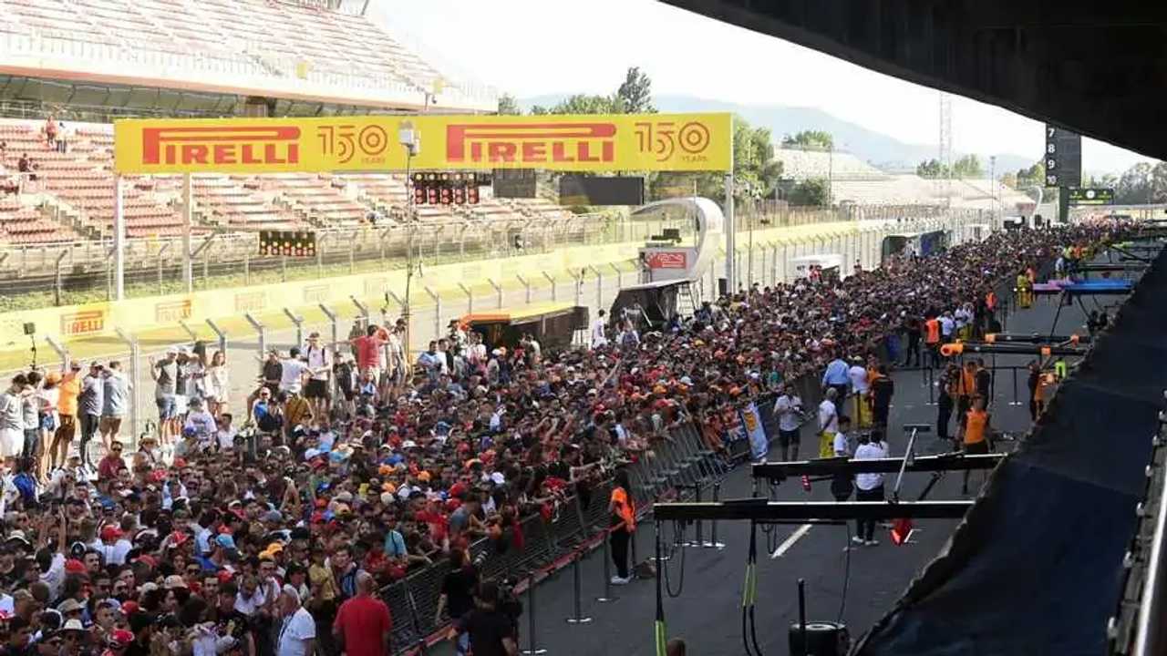 F1 fans in the pits