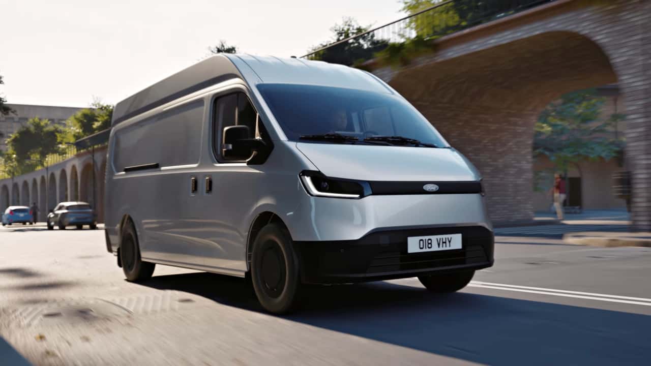 Ford lança Transit City elétrica com foco em custo e uso urbano