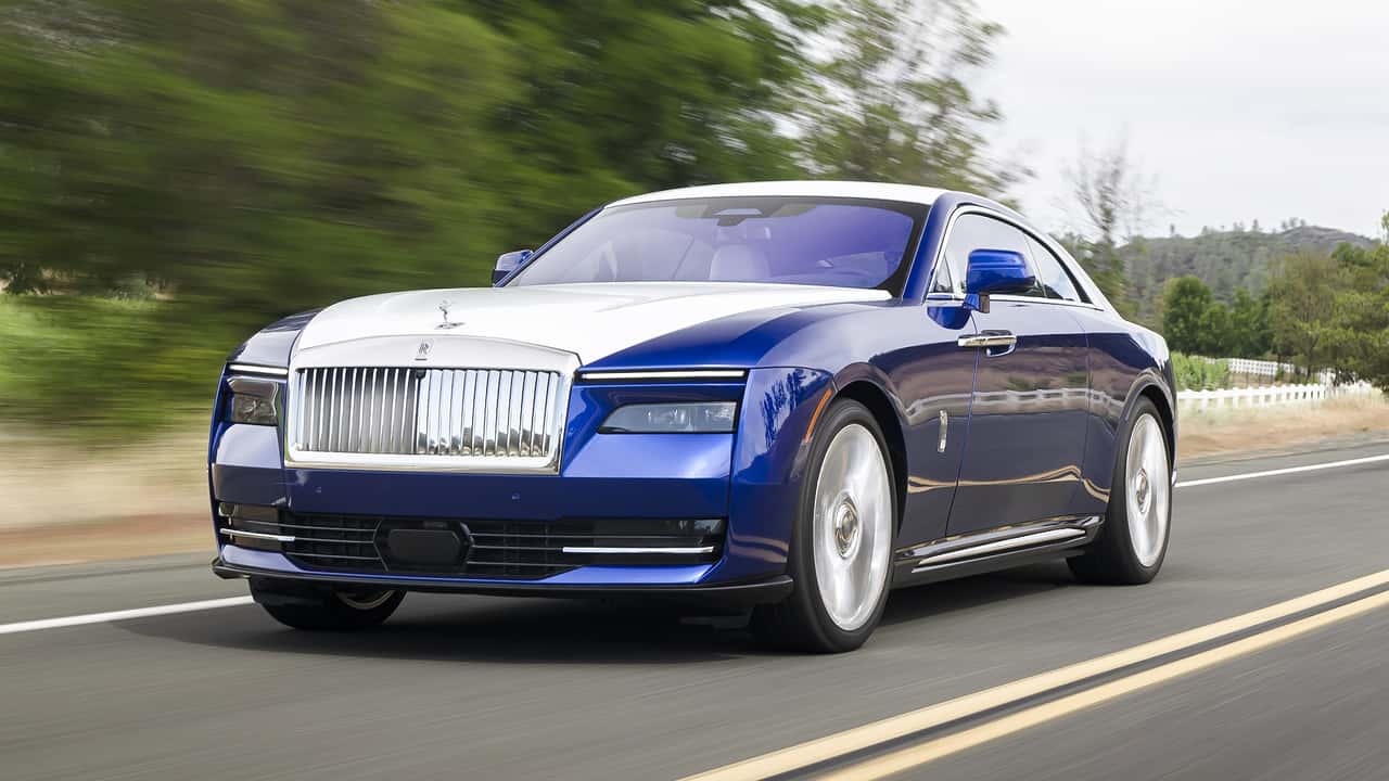 Anche Rolls-Royce taglia i piani elettrici 2030. Lunga vita al V12