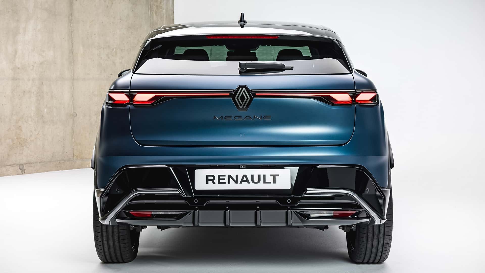 https://cdn.motor1.com/images/mgl/KbgGe0/s1/renault-megane-e-tech-2026.jpg