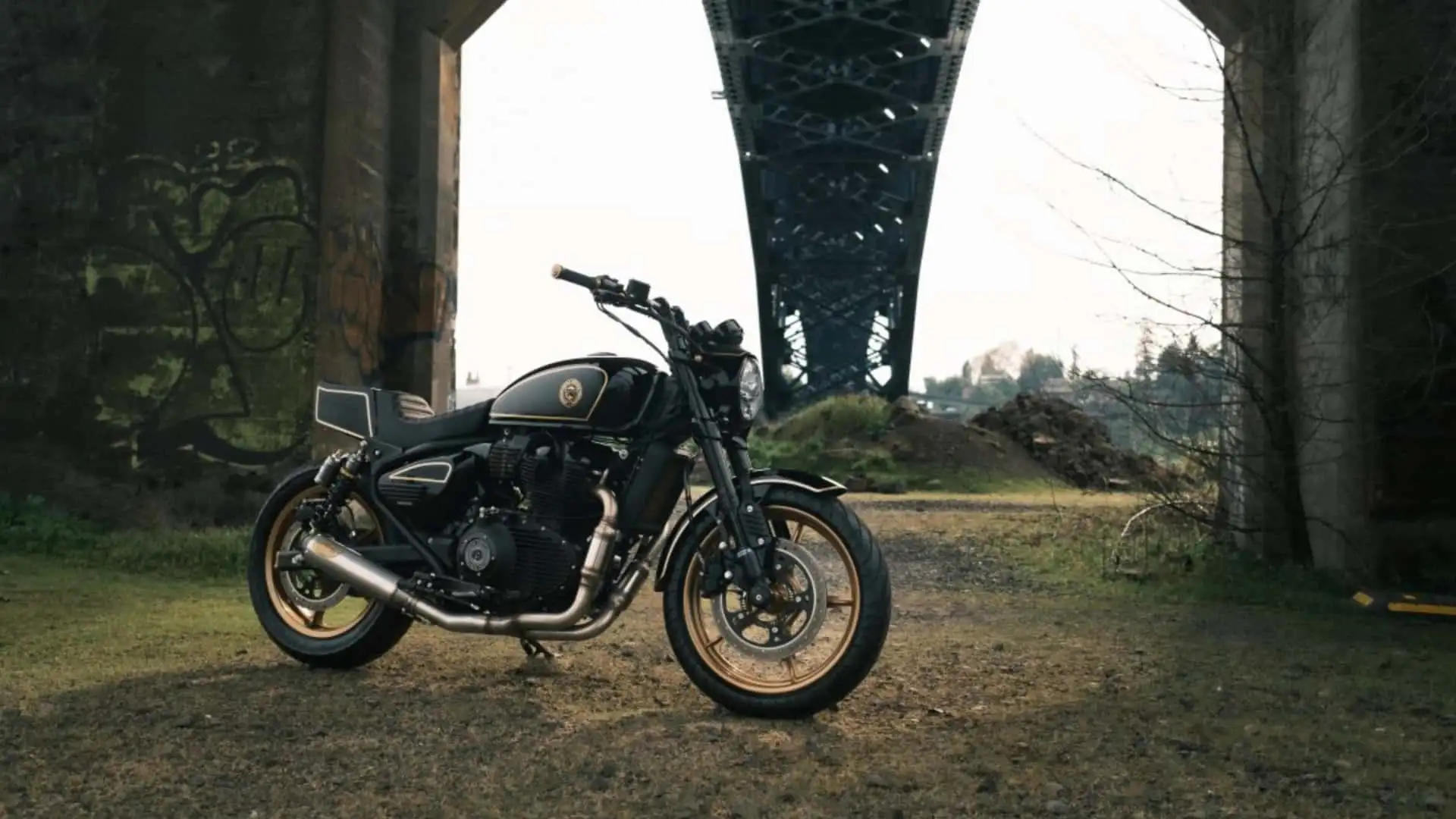 Roland Sands превратил Royal Enfield Shotgun 650 в безумный сон фаната супербайков 80-х