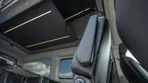 Das neue Reimo-Schlafdach erweitert die Stehhöhe im MAN TGE