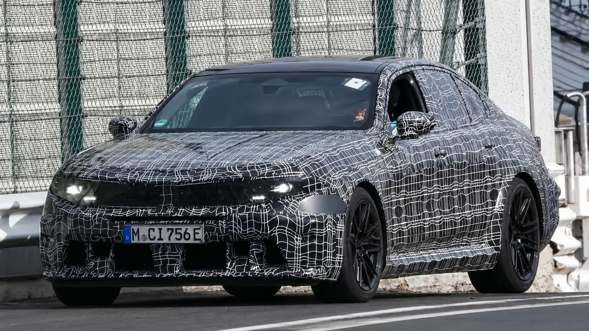 https://cdn.motor1.com/images/mgl/KbgQKQ/s1/2028-bmw-m5-lci-screenshot-from-spy-video.webp