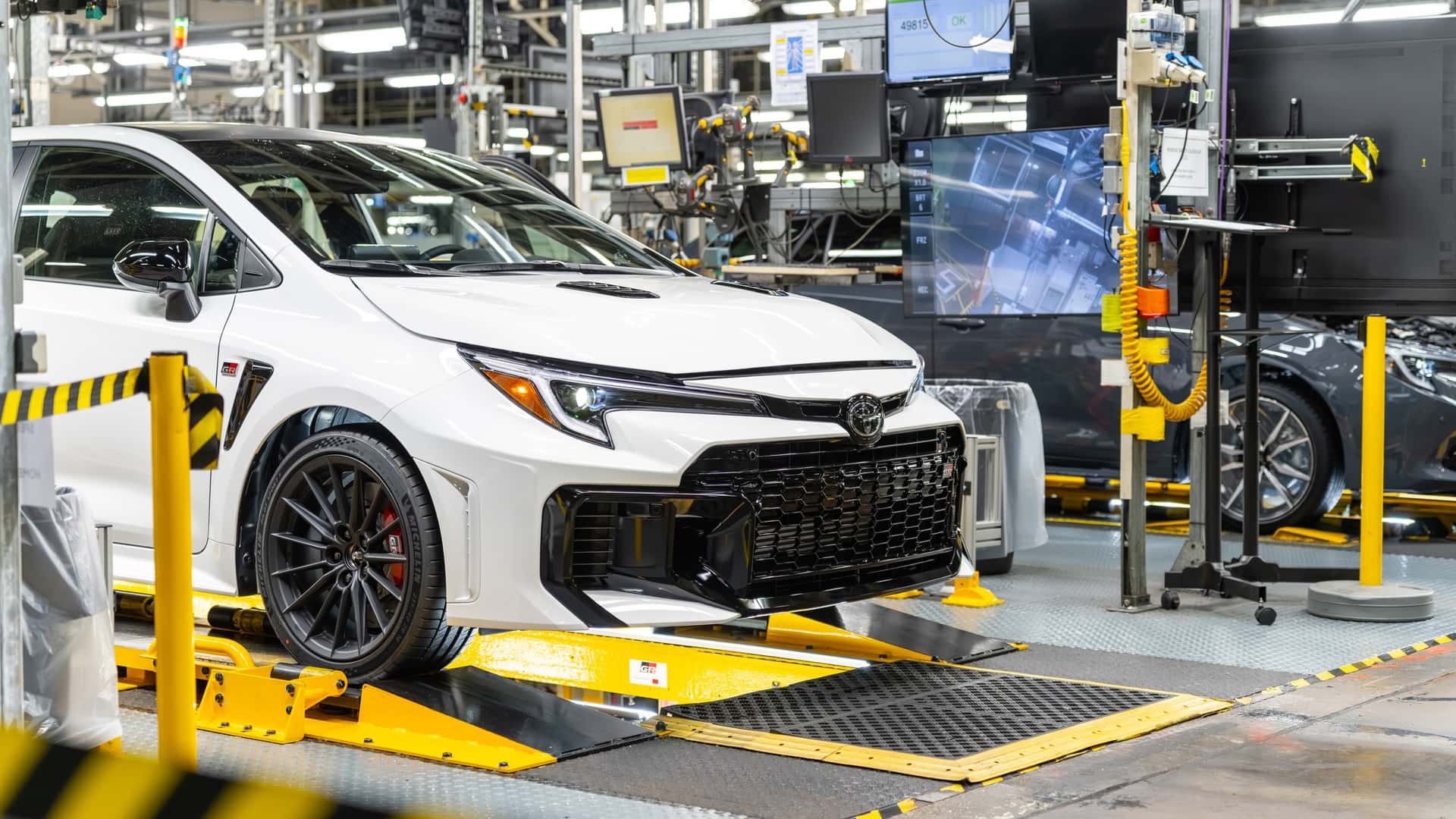 https://cdn.motor1.com/images/mgl/KbgQzq/s1/toyota-gr-corolla-uk-plant-tour.jpg