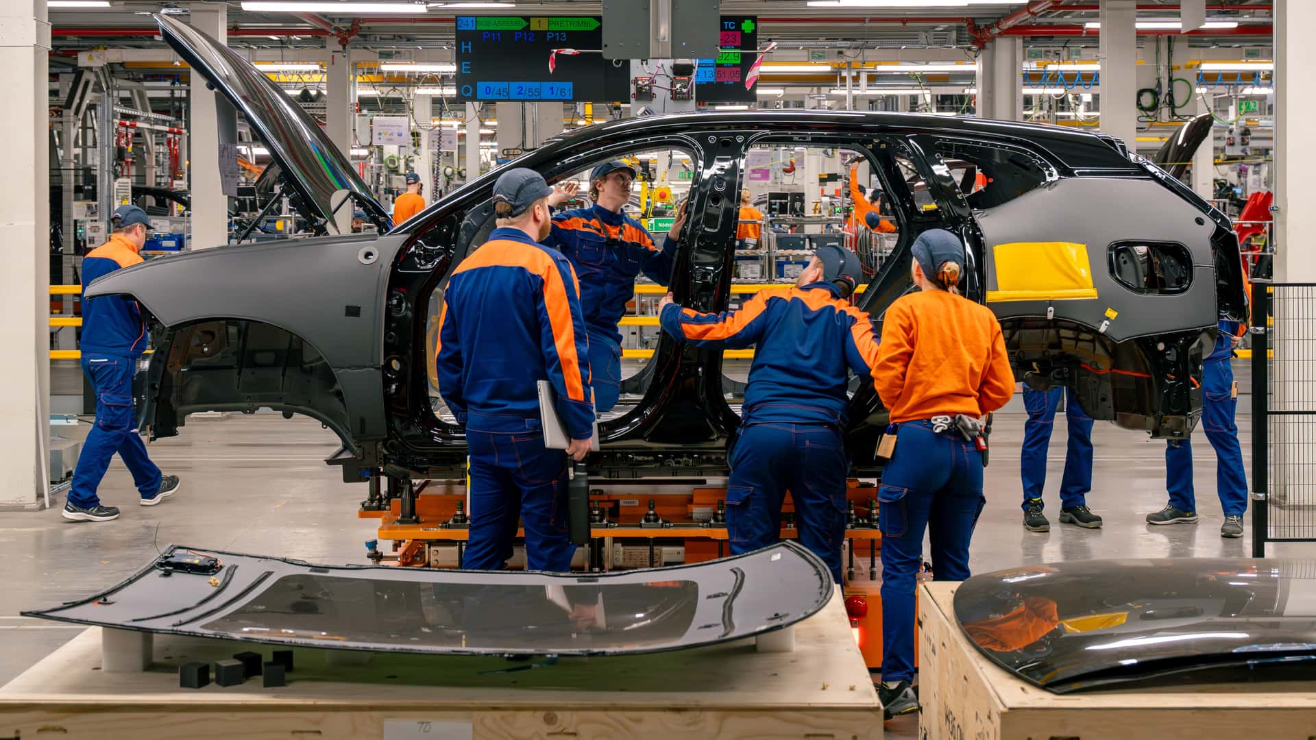 https://cdn.motor1.com/images/mgl/KbgoAA/s1/volvo-ex60-via-alla-produzione.jpg