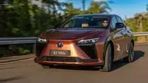 Lexus RZ 500e 2026 em movimento