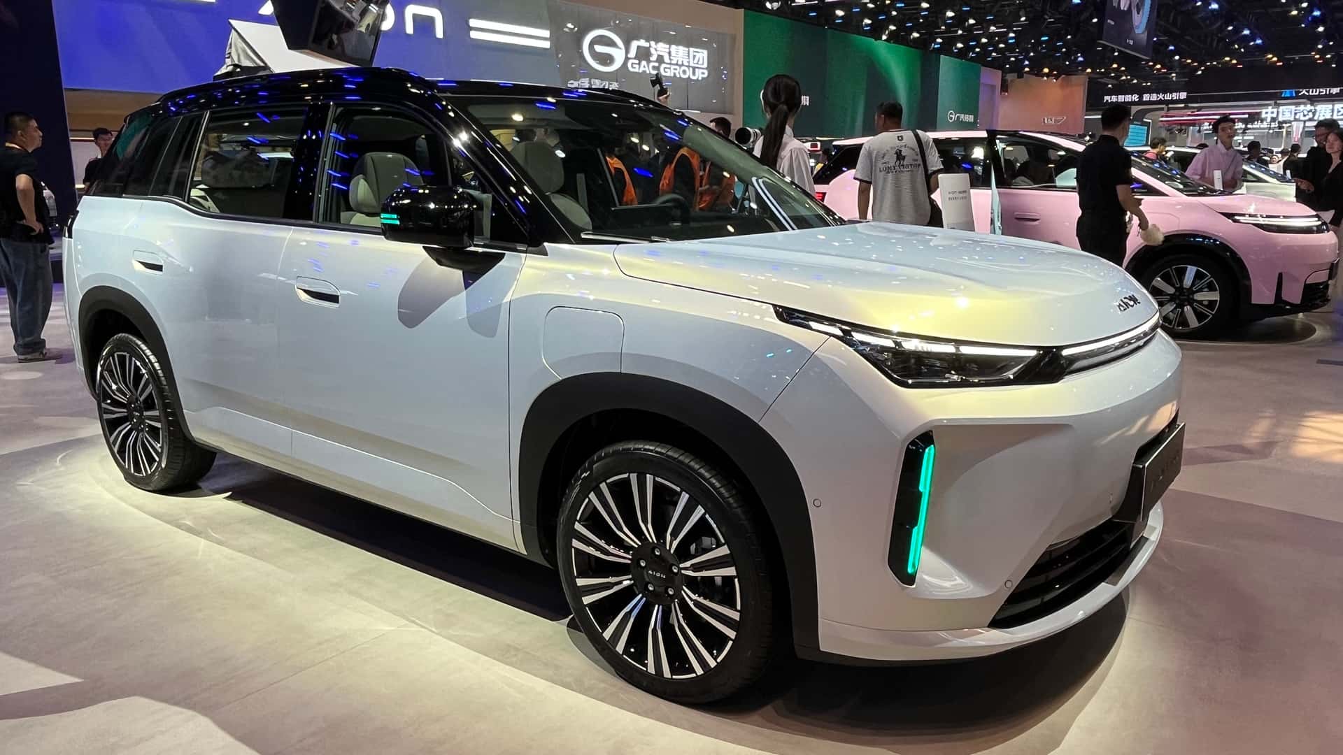 GAC i60 virá ao Brasil com 1.240 km de autonomia e mira Leapmotor C10