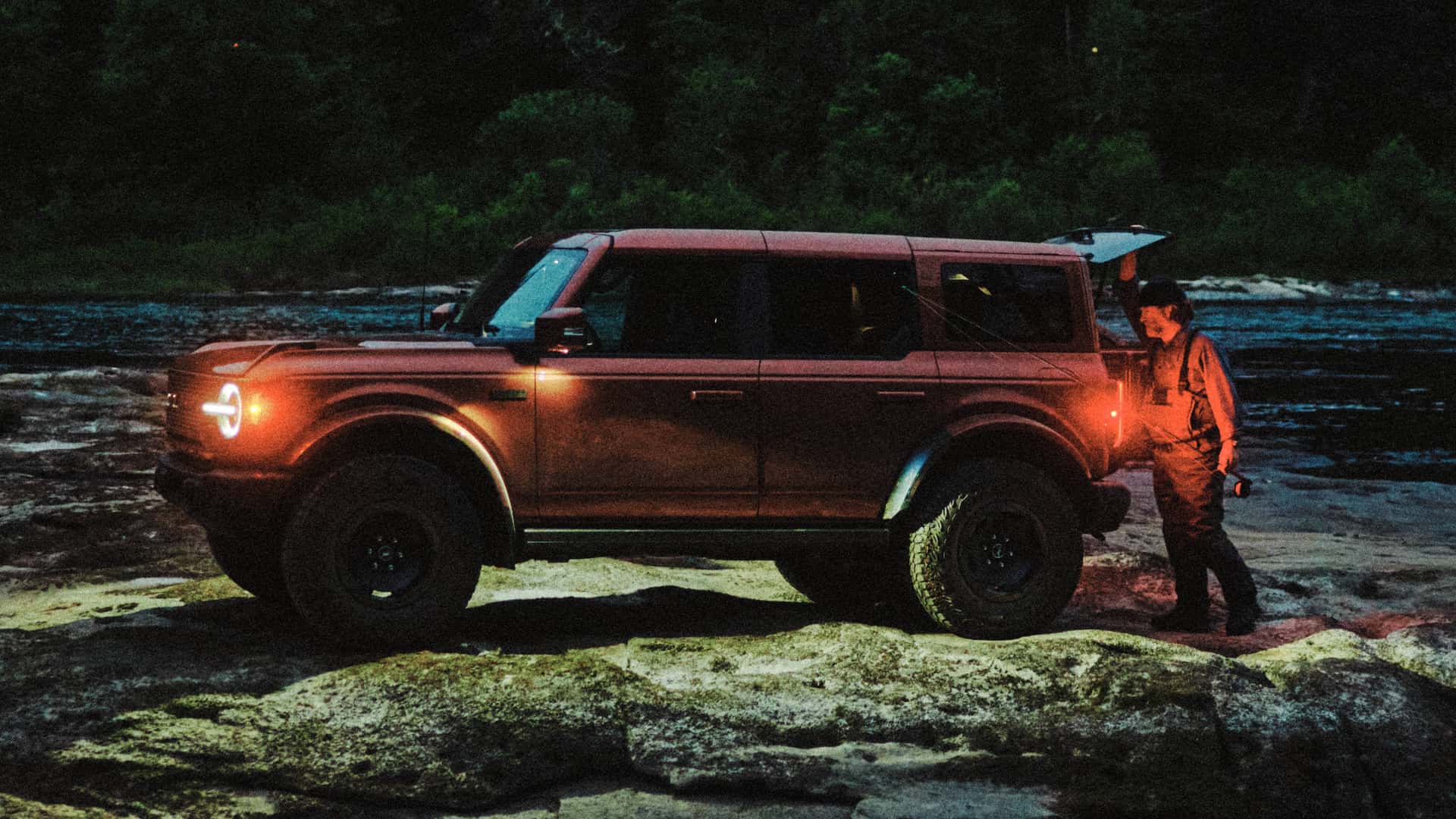 https://cdn.motor1.com/images/mgl/Kbgzbq/s1/2027-ford-bronco-filson-first-edition.jpg