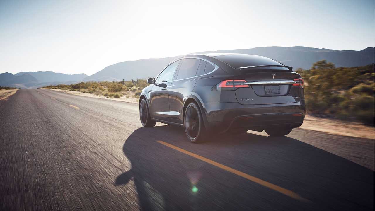 Tesla Model X (wallpaper 2,560x)
