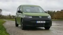 VW Caddy (2021): Bei der gefahrenen Version sind die Stoßfänger aus schwarzem Hartplastik - was gar nicht schlecht aussieht.