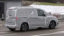 Mercedes-Benz T-Class nuova foto spia (vista laterale)