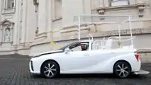 Papst Franziskus erhält einen Toyota Mirai als Papamobil