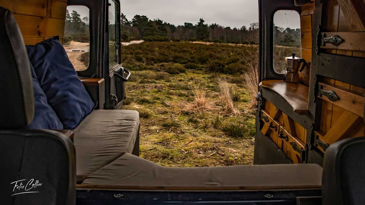 Land Rover Defender di Felix Collier Guardando Fuori Posteriore