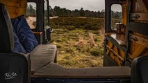 Land Rover Defender by Felix Collier Mirando hacia atrás