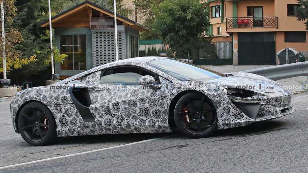 McLaren, le foto spia dell'hypercar ibrida plug-in