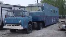 Wohnmobil im Stil der 70er-Jahre (Ford C900 von 1970)