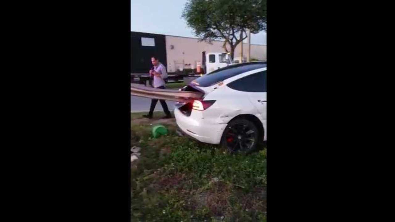 Bariyer Tesla Model 3'ün İçerisinden Geçmiş