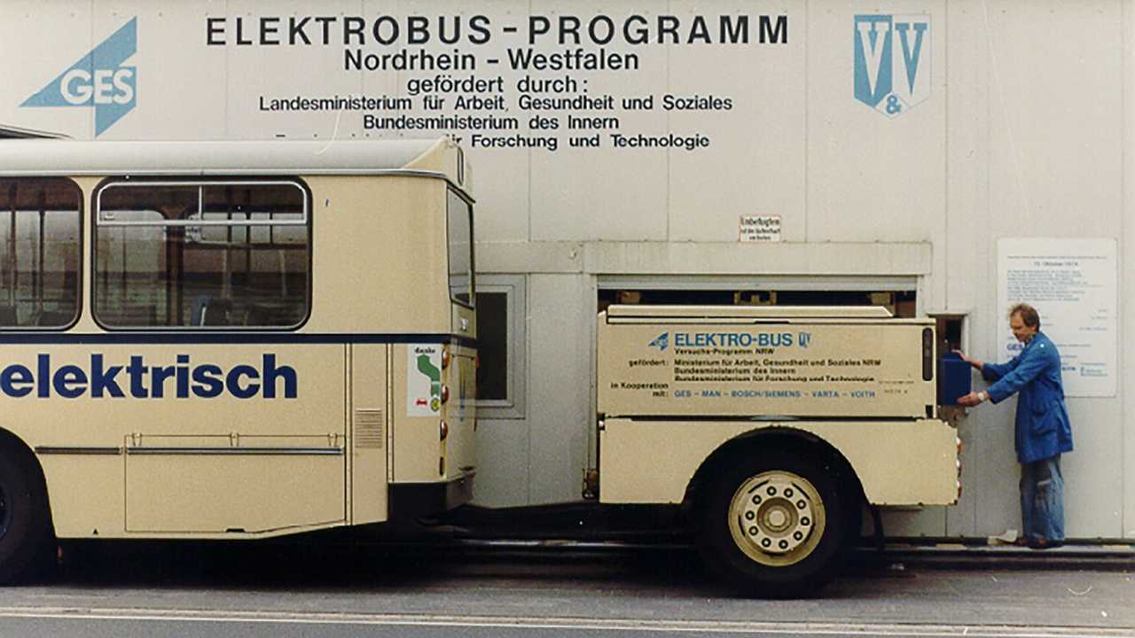 The battery for a MAN 750 HO-M10 E was not yet installed in the vehicle in the 1970s. Instead, the electric bus towed it along behind in a trailer.