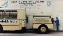 The battery for a MAN 750 HO-M10 E was not yet installed in the vehicle in the 1970s. Instead, the electric bus towed it along behind in a trailer.