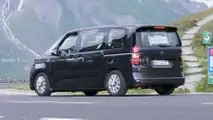 VW Transporter T7 neues Spionagefoto (hintere drei Viertel)