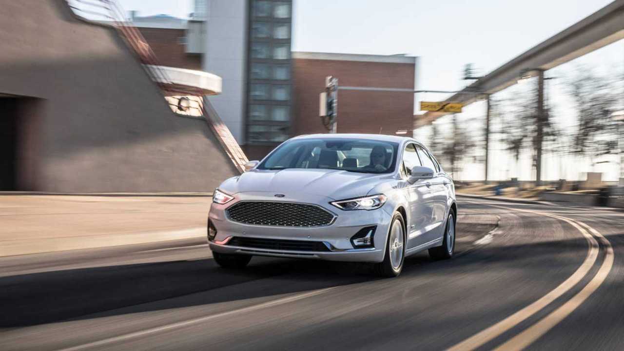 Ford увеличил электрический запас хода для подзаряжаемого гибрида Fusion/Mondeo