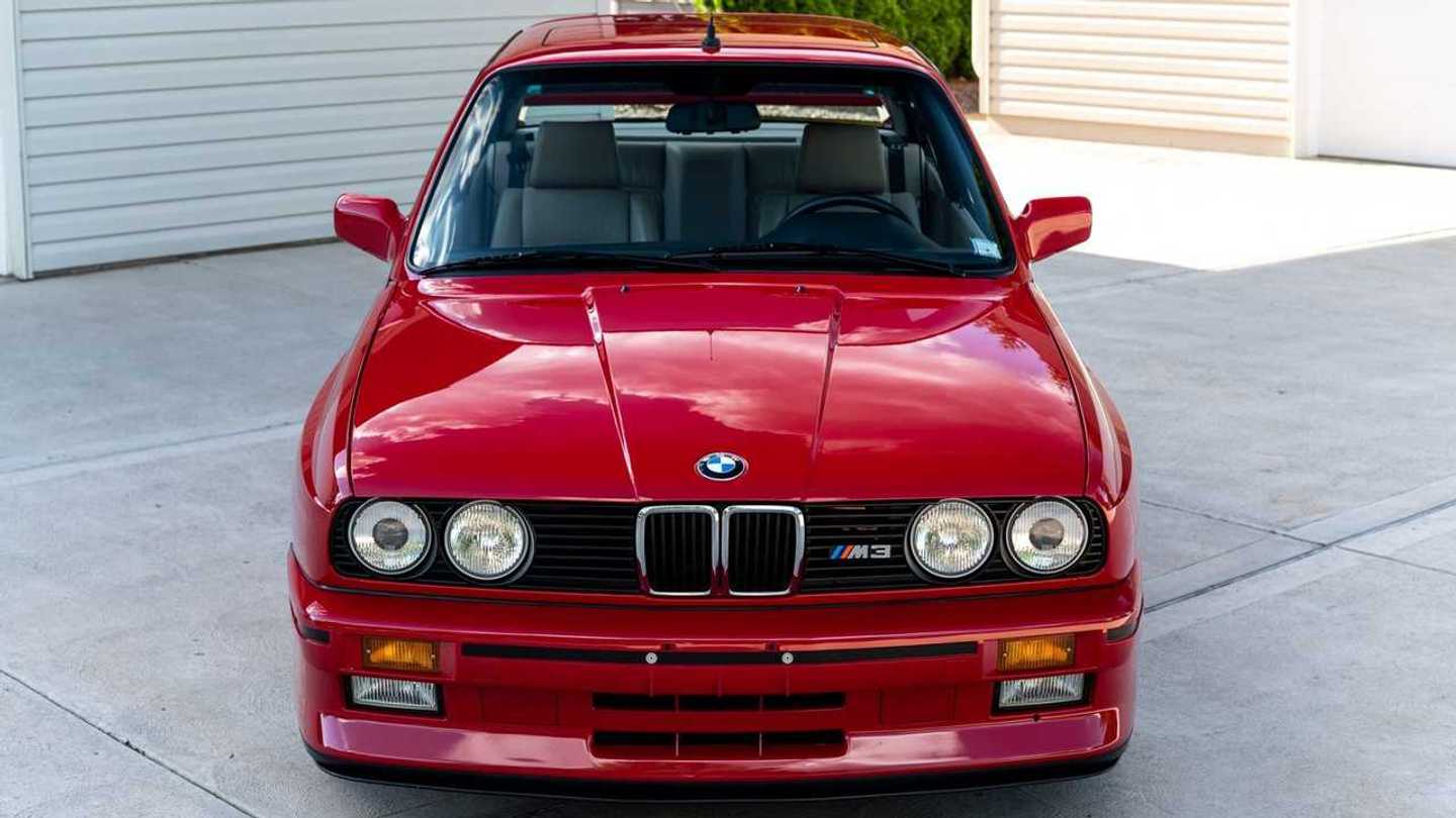 BMW M3 E30 o BMW M8 super accessoriata: voi cosa comprereste?