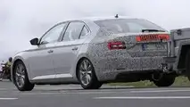 Skoda Superb facelift spy photo