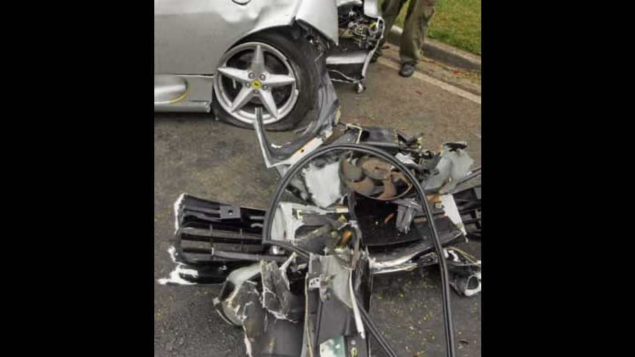 Ferrari a 200 km/h bate em árvore na Marginal Pinheiros