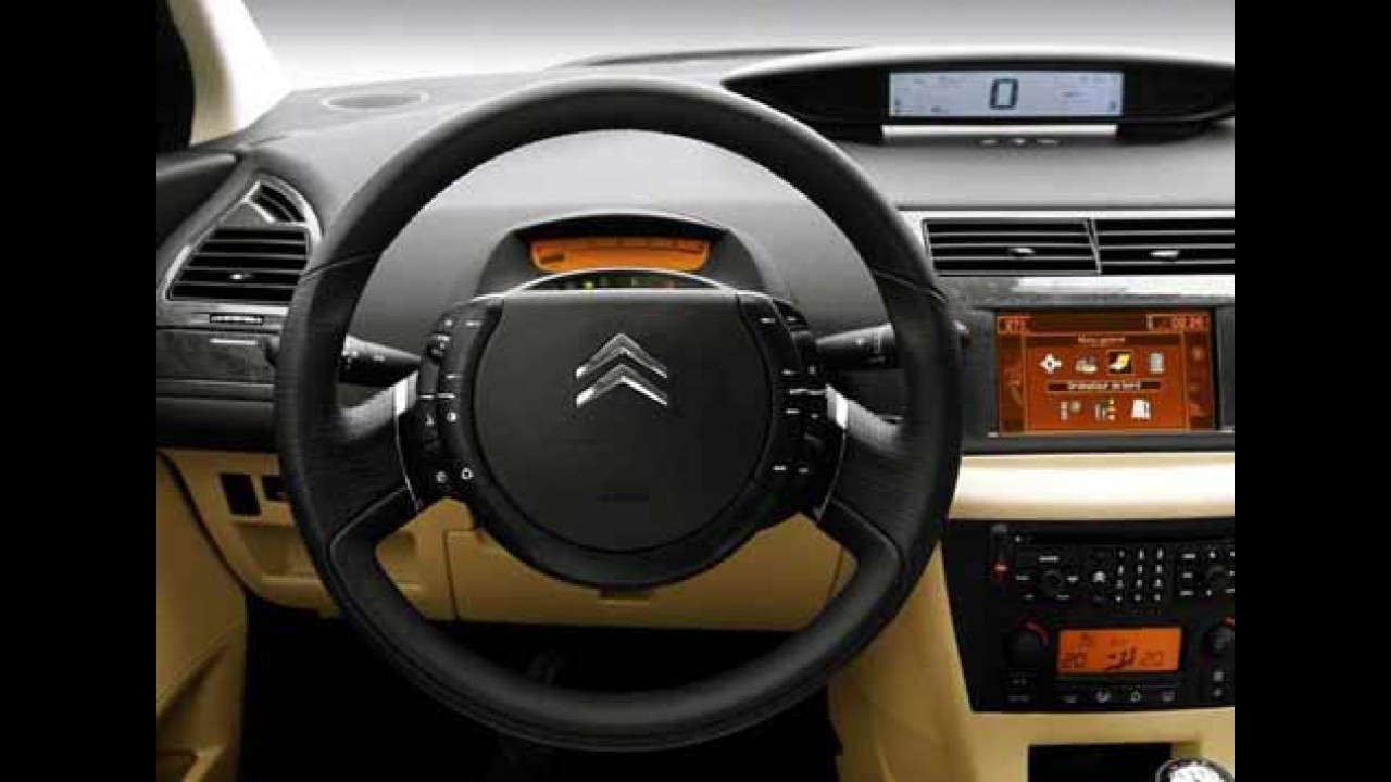Conheça o Citröen C4 Hatch 4 portas que chega ao Brasil em 2008