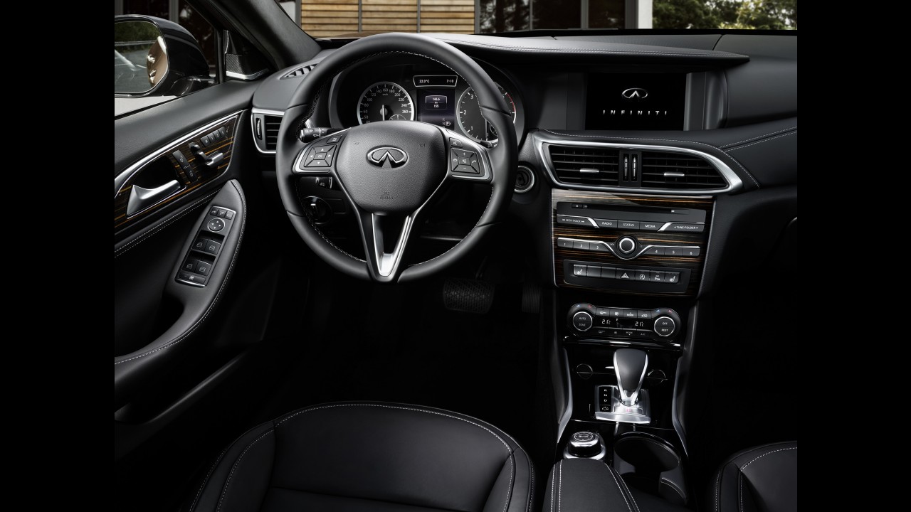 Infinity Q30'ın İç Mekanı Fazla Mercedes Olmuş