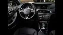 Infinity Q30'ın İç Mekanı Fazla Mercedes Olmuş