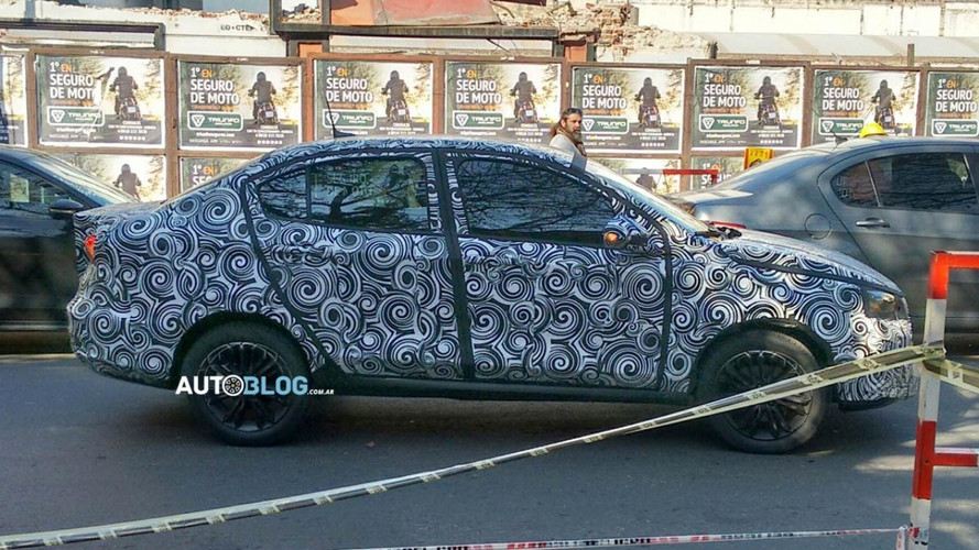 Flagra - Fiat "Argo Sedan" já mostra linhas da carroceria final