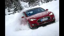 Angedriftet: Model S im Schnee