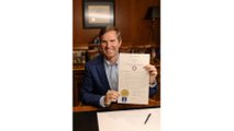 Il governatore del Kentucky Andy Beshear firma il Kentrucky Day