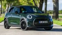 Mini Cooper SE Resolute Edition in 'Rebel Green' mit schwarzem Dach und schwarzen Spiegelkappen