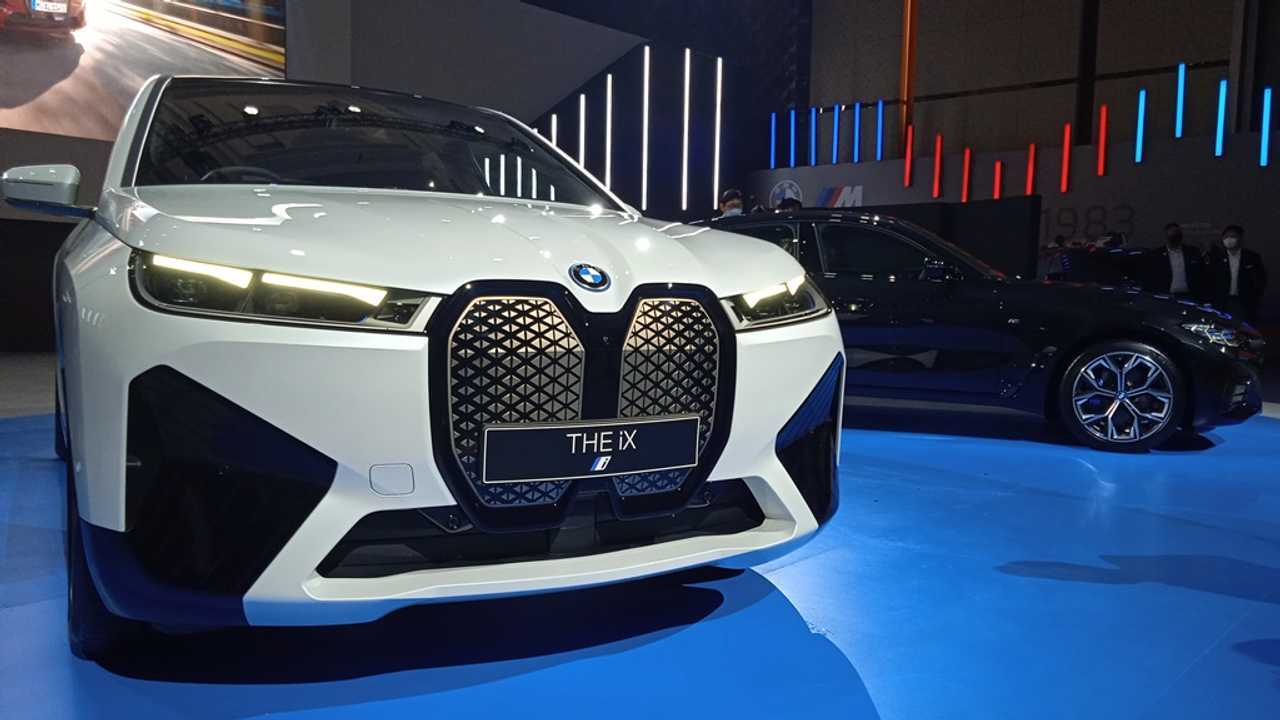 BMW Hadirkan iX dan i4 di GIIAS 2022