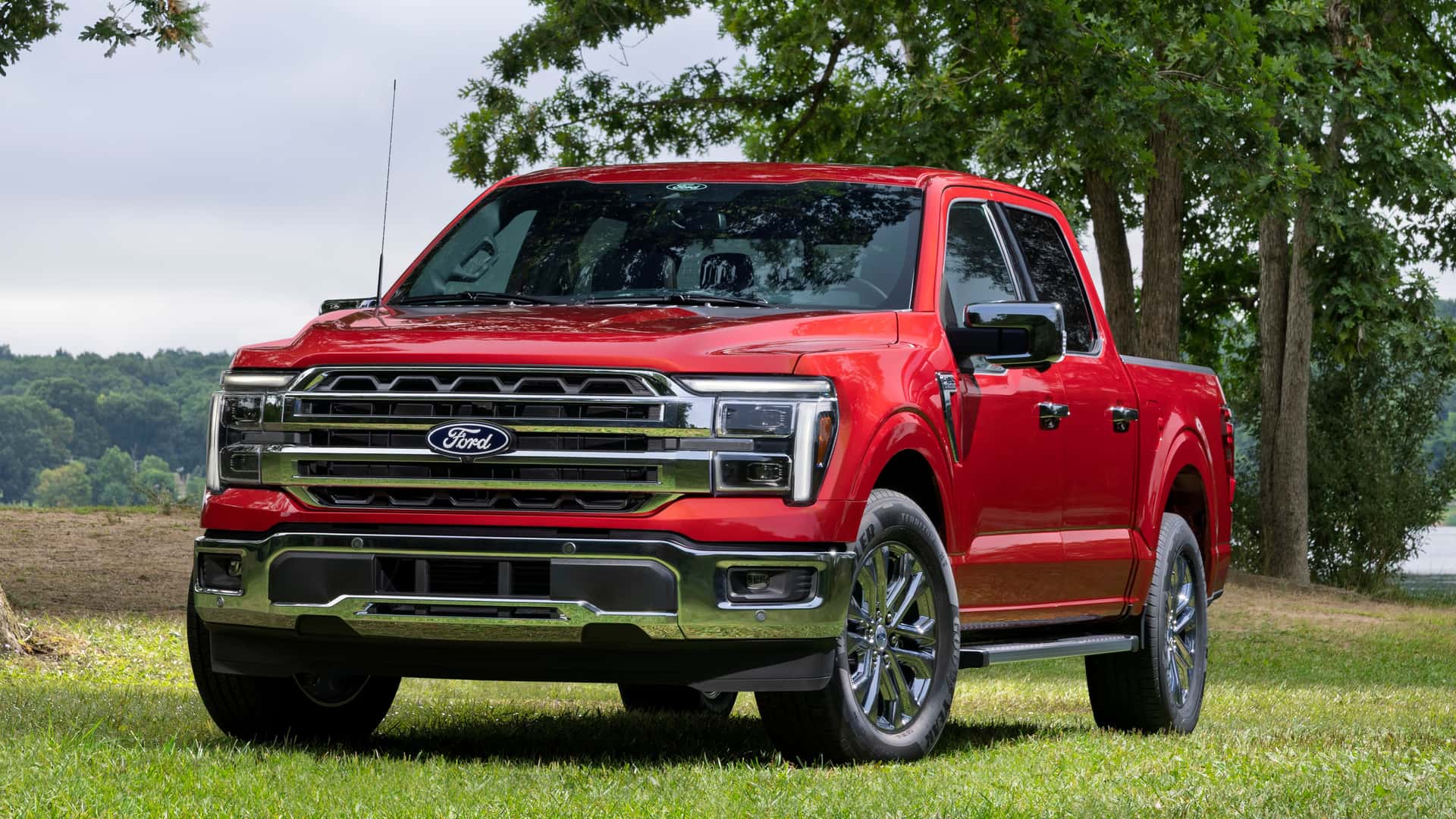 Ford F-150 2027 Lariat красного цвета, вид спереди три четверти